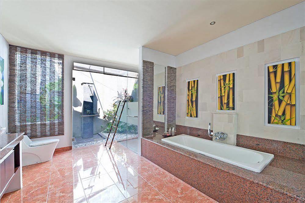 M Two Villas Seminyak Buitenkant foto