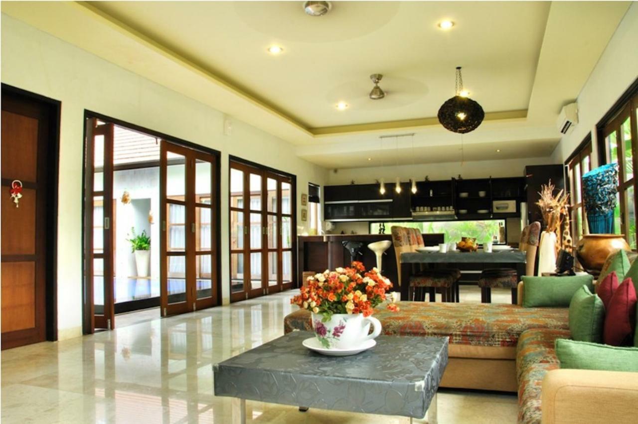 M Two Villas Seminyak Buitenkant foto